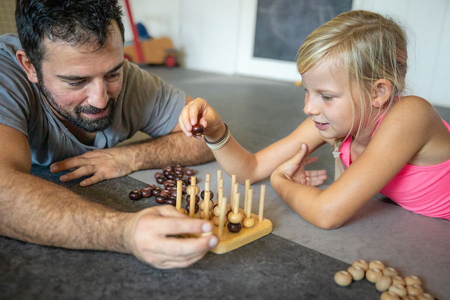 Spielerische Therapie mit einem Kind im Praxisraum
